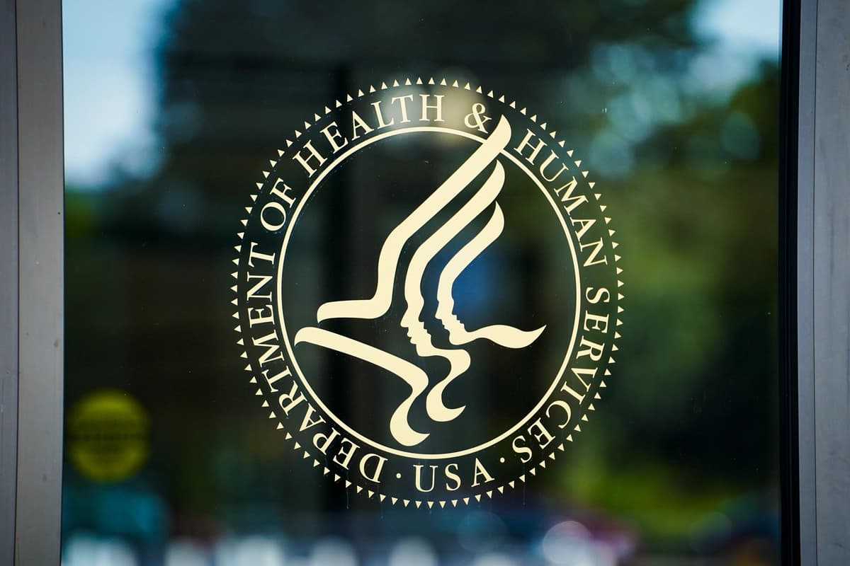 Suicidios de jóvenes disminuyeron tras creación de una línea de ayuda, según estudio