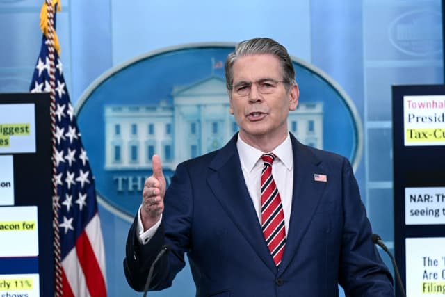 El secretario del Tesoro de EE. UU., Scott Bessent, habla durante una rueda de prensa en la sala Brady de la Casa Blanca, en Washington, el 15 de abril de 2026. (Brendan Smialowski/AFP vía Getty Images)