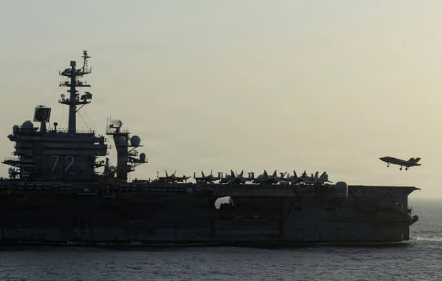 El USS Abraham Lincoln lleva a cabo operaciones de bloqueo estadounidenses relacionadas con el estrecho de Ormuz en el mar Arábigo el 16 de abril de 2026. La flota aérea embarcada en el buque incluye ocho cazas furtivos F-35C, aviones de combate F/A-18, aviones de ataque electrónico EA-18G, aviones de mando y control E-2D, helicópteros MH-60 y CMV-22B Ospreys para apoyo logístico. (Marina de los EE. UU. vía Getty Images)