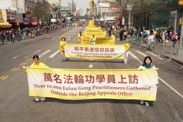 Los practicantes de Falun Gong asisten a un desfile para pedir el fin de la persecución en China y conmemorar el 26 aniversario de la apelación del 25 de abril de 1999, en Beijing, en el barrio de Flushing en Queens, Nueva York, el 19 de abril de 2025. Larry Dye/The Epoch Times