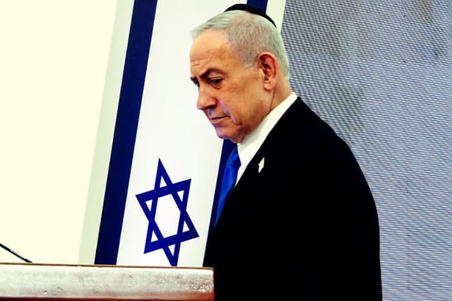 El primer ministro israelí, Benjamin Netanyahu, asiste a la ceremonia anual en la víspera del Día del Recuerdo de los soldados caídos de Israel (Yom HaZikaron) en el Memorial Yad LaBanim en Jerusalén el 20 de abril de 2026. (Marc Israel SELLEM / POOL / AFP vía Getty Images)