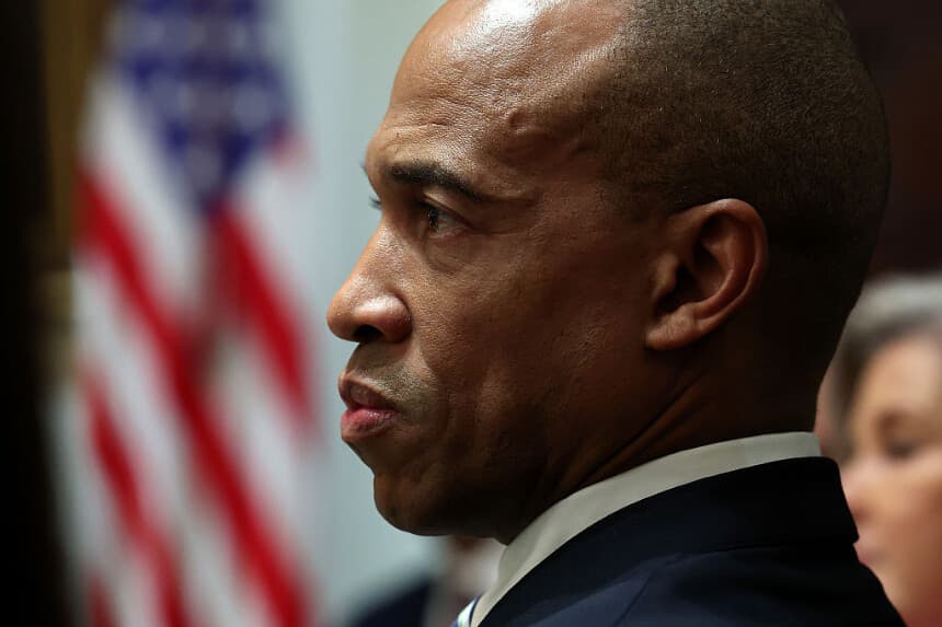 HUD elimina requisitos de “identidad de género” en programas de vivienda