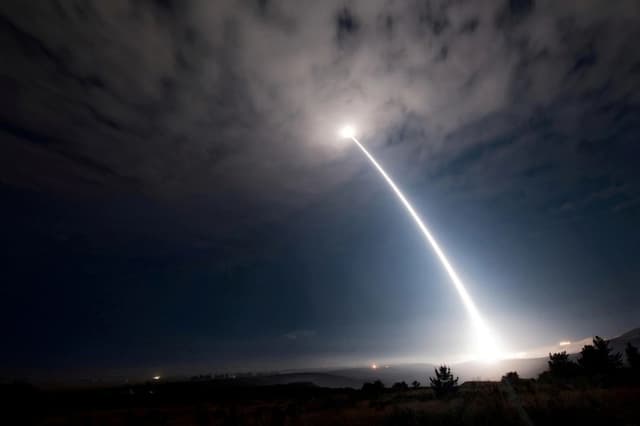 Un misil balístico intercontinental Minuteman III desarmado se lanza durante una prueba operativa en la Base de la Fuerza Aérea Vandenberg, Santa Bárbara, California, el 2 de agosto de 2017. (Fotografía de la Fuerza Aérea de EE. UU. por el aviador de primera clase Ian Dudley)