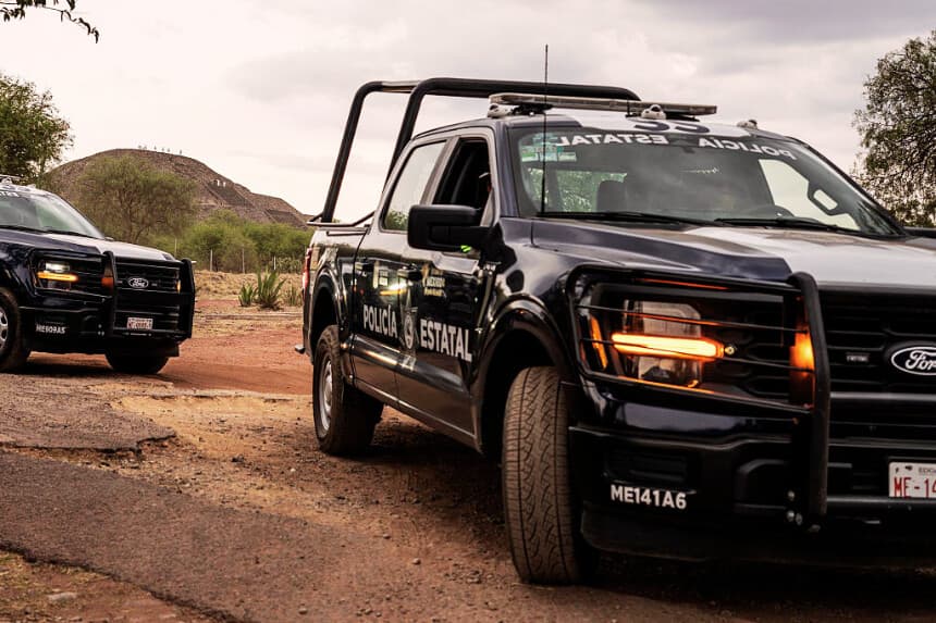 Patrullas de la policía estatal abandonan la zona arqueológica de Teotihuacán tras un tiroteo en el que murió un turista el 20 de abril de 2026 en Teotihuacán, México. Imagen Ilustrativa (Cristopher Rogel Blanquet/Getty Images)