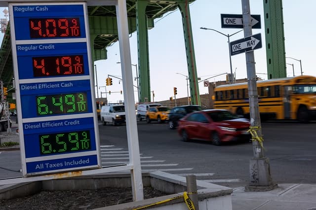Los precios de la gasolina se muestran en una gasolinera de Brooklyn el 21 de abril de 2026 en la ciudad de Nueva York. (Spencer Platt/Getty Images)