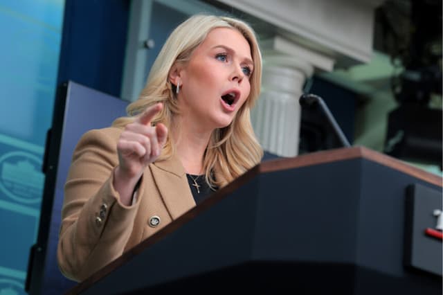La secretaria de prensa de la Casa Blanca, Karoline Leavitt, habla durante una rueda de prensa en la Sala de Prensa James S. Brady de la Casa Blanca el 15 de enero de 2026 en Washington, D.C. (Anna Moneymaker/Getty Images).
