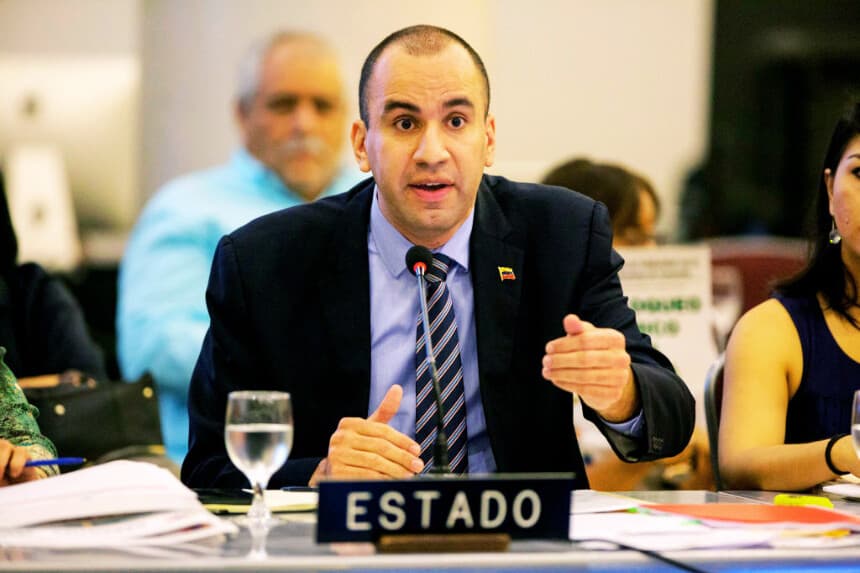 El secretario del Consejo Nacional de Derechos Humanos de Venezuela, Larry Devoe, interviene durante una audiencia en la Comisión Interamericana de Derechos Humanos (CIDH), en Santo Domingo, el 10 de mayo de 2018. (ERIKA SANTELICES/AFP vía Getty Images)