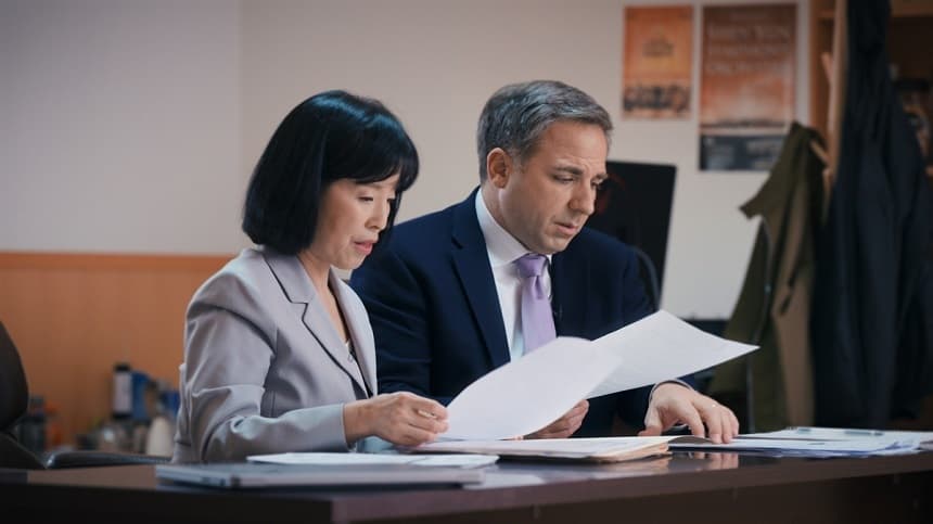 Ying Chen, vicepresidenta de Shen Yun, junto al periodista de investigación de NTD Steve Lance, en una escena del documental “Unbroken”. (Paulio Shakespeare/NTD)