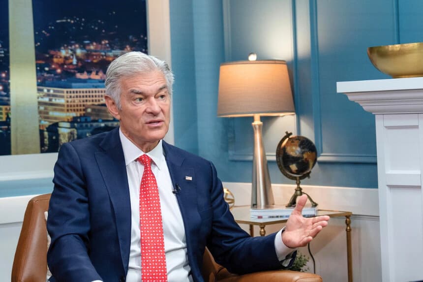 El Dr. Mehmet Oz, director de los Centros de Servicios de Medicare y Medicaid, interviene durante una entrevista en el programa "American Thought Leaders" de EpochTV, celebrada en Washington el 16 de enero de 2026. (Madalina Kilroy/The Epoch Times).