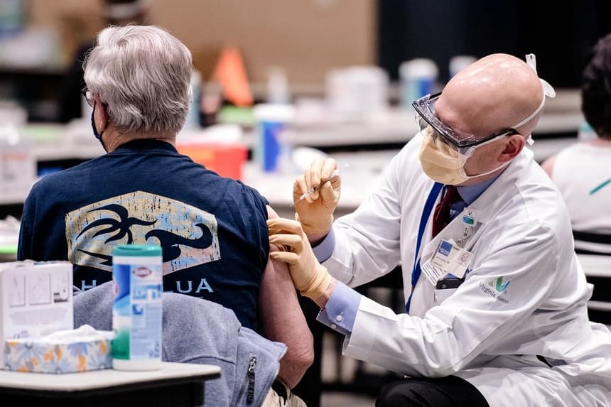 Un hombre recibe una dosis de la vacuna contra COVID-19 en Seattle, Washington, el 24 de enero de 2021. (Grant Hindsley/AFP vía Getty Images)