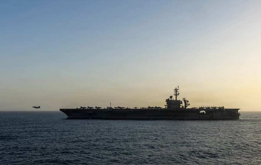 El USS Abraham Lincoln (CVN 72) lleva a cabo operaciones de bloqueo de EE. UU. relacionadas con el estrecho de Ormuz, en el mar Arábigo, el 16 de abril de 2026. (Marina de EE. UU. a través de Getty Images)