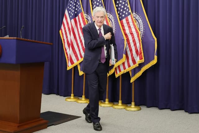 El presidente de la Reserva Federal, Jerome Powell, se marcha tras una rueda de prensa celebrada tras la reunión del Comité Federal de Mercados Abiertos en la Reserva Federal el 29 de abril de 2026 en Washington, DC. (Anna Moneymaker/Getty Images)