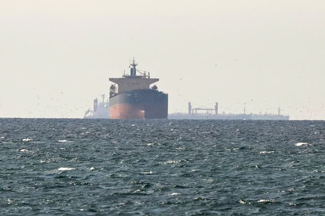 Unos petroleros navegan por el Golfo, cerca del estrecho de Ormuz, el 11 de marzo de 2026. (Reuters).