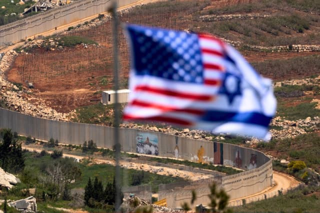 Se ven las banderas de Israel y Estados Unidos cerca de la frontera con el sur del Líbano, desde un punto situado en el lado israelí de la frontera, en el norte de Israel, el 29 de abril de 2026. (Amir Levy/Getty Images).