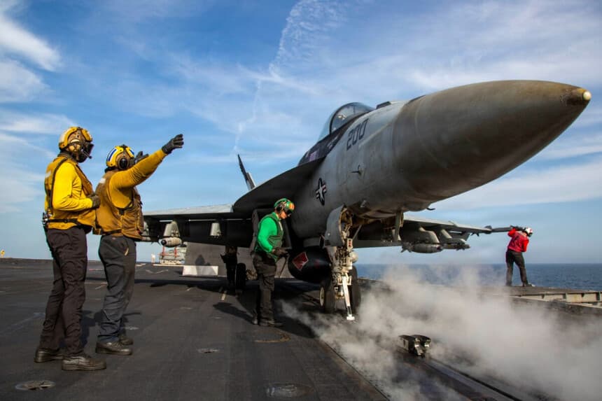 Avión-caza de EE. UU. dispara a petrolero que se acercaba a puerto iraní, reporta CENTCOM