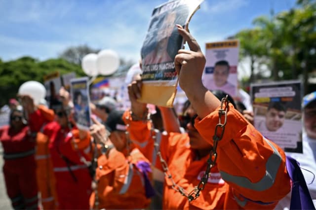Familiares de presos políticos que solían trabajar para la empresa petrolera venezolana PDVSA se manifiestan frente al Tribunal Supremo de Justicia en Caracas el 20 de marzo de 2026. (Juan BARRETO / AFP vía Getty Images)