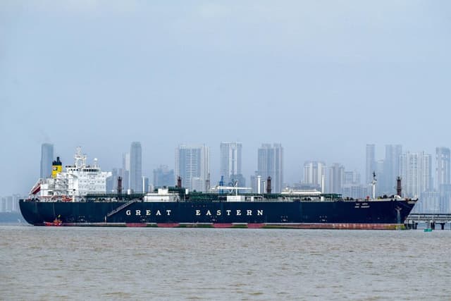 Un petrolero con bandera india que transportaba gas licuado de petróleo y que transitó por el estrecho de Ormuz en medio de la guerra con Irán permanece atracado en una terminal de descarga en Bombay, India, el 1 de abril de 2026. (Punit Paranjpe/AFP vía Getty Images)