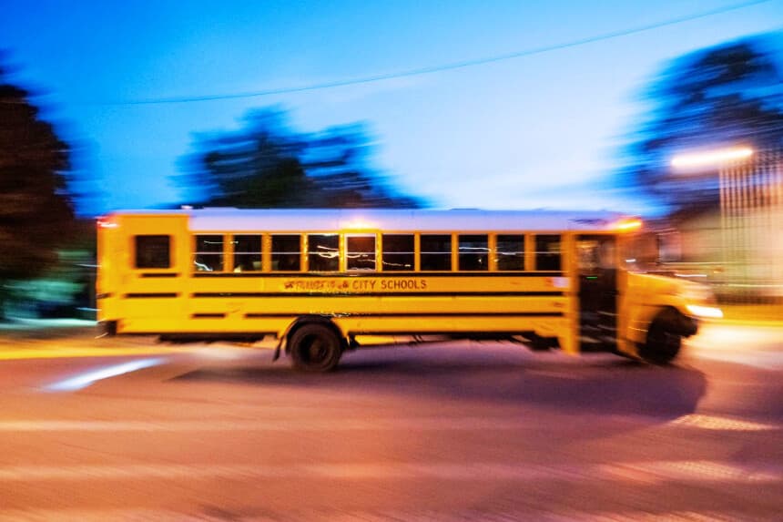 5 estudiantes evitaron una tragedia al auxiliar a conductora de autobús que tuvo una emergencia medica