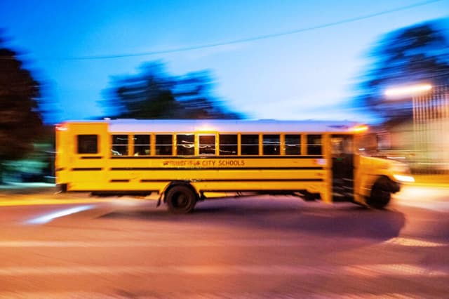 Autobús escolar en su recorrido para recoger a los alumnos en una imagen ilustrativa. (ROBERTO SCHMIDT/AFP vía Getty Images)