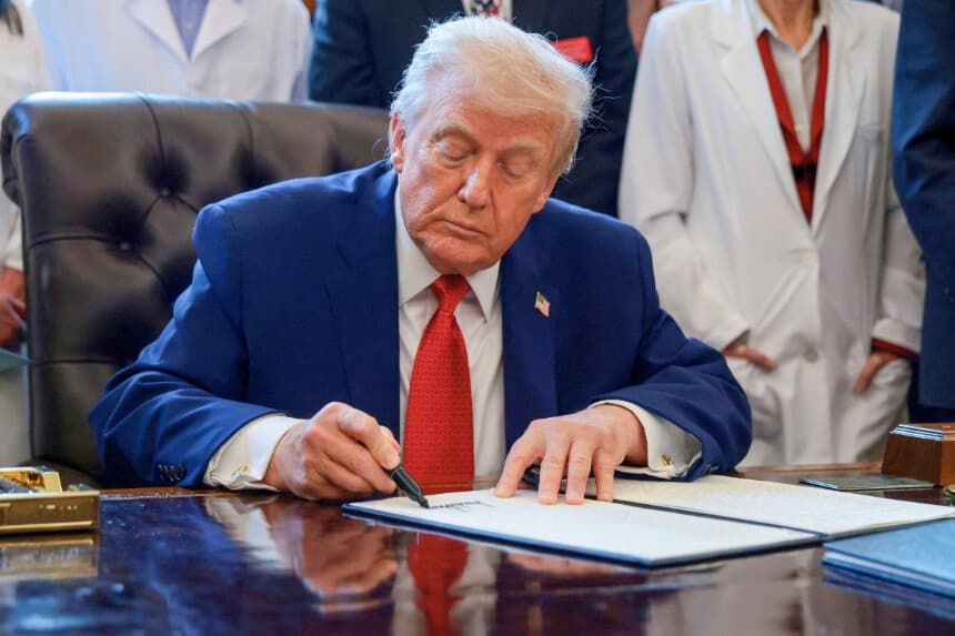 Trump firma la ley de financiación del DHS y pone fin al cierre