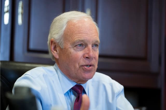 Sen. Ron Johnson (R-Wis.) habla durante una entrevista con The Epoch Times en su oficina en el edificio de oficinas del Senado Hart en Washington el 21 de marzo de 2024. (Madalina Vasiliu/The Epoch Times)