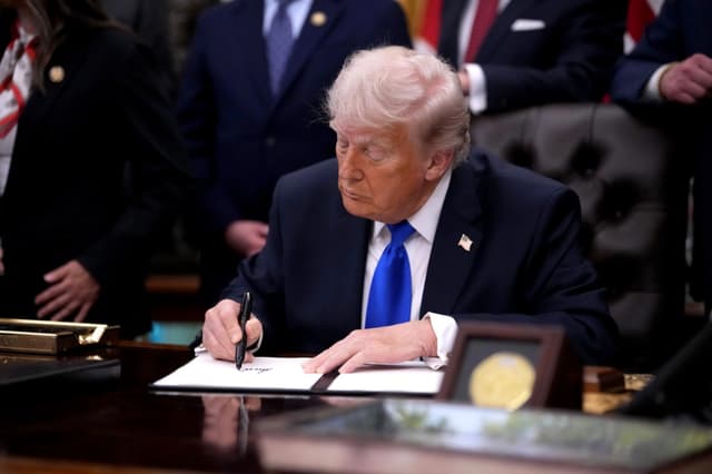 El presidente Donald Trump firma una orden ejecutiva en el Despacho Oval de la Casa Blanca, el 30 de abril de 2026. (Andrew Harnik/Getty Images)