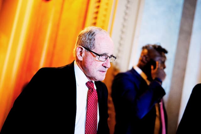 El senador James Risch (R-ID) sale del pleno del Senado en el Capitolio de los Estados Unidos el 30 de junio de 2025 en Washington, D.C. (Andrew Harnik/Getty Images)