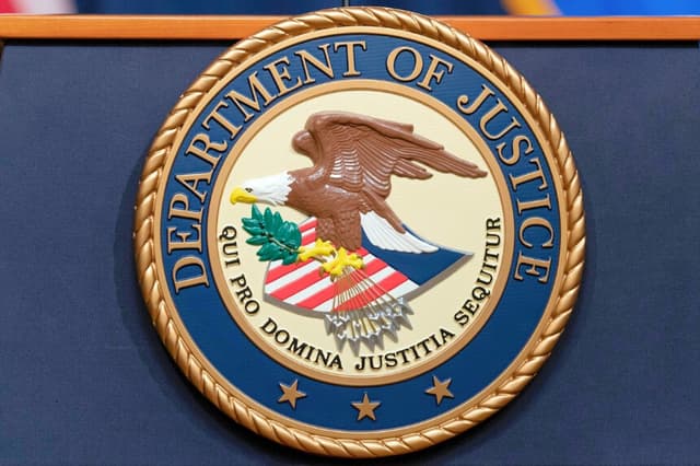 El escudo del Departamento de Justicia en una rueda de prensa celebrada en Washington el 16 de mayo de 2023. (José Luis Magana/AP Photo).