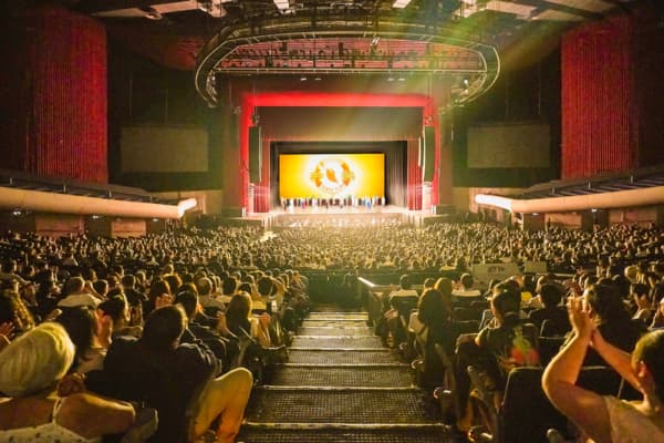 La noche del 1 de mayo de 2026, Shen Yun Touring Company ofreció su primera función en el Auditorio Nacional de la Ciudad de México, con las 5000 entradas agotadas y la asitencia de personalidades destacadas. (Yu Lili/The Epoch Times)