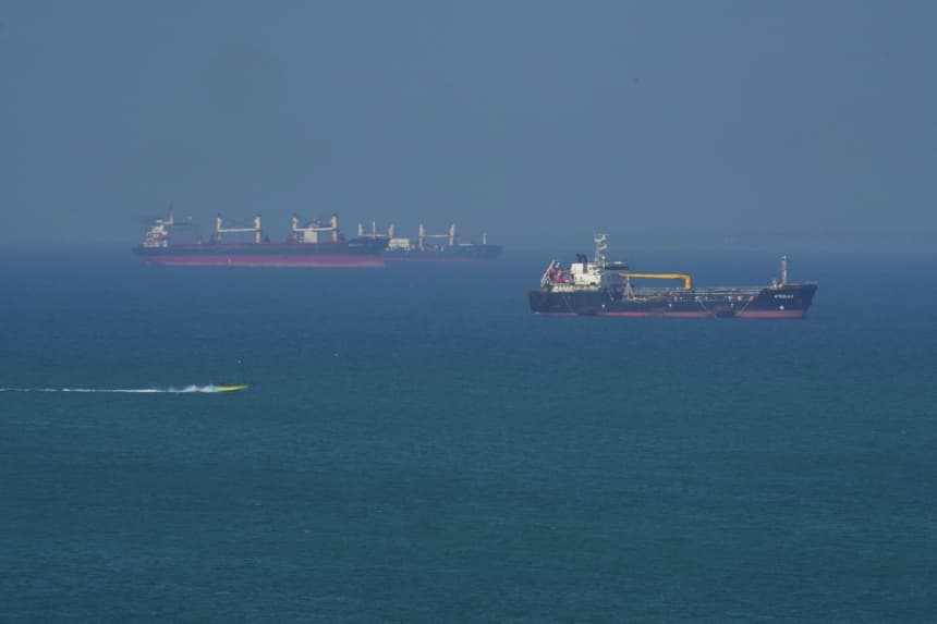 El buque petrolero Ateela 2 navega por el mar en la isla de Qeshm, Irán, en el estrecho de Ormuz, el 28 de abril de 2026. (Asghar Besharati/Getty Images)