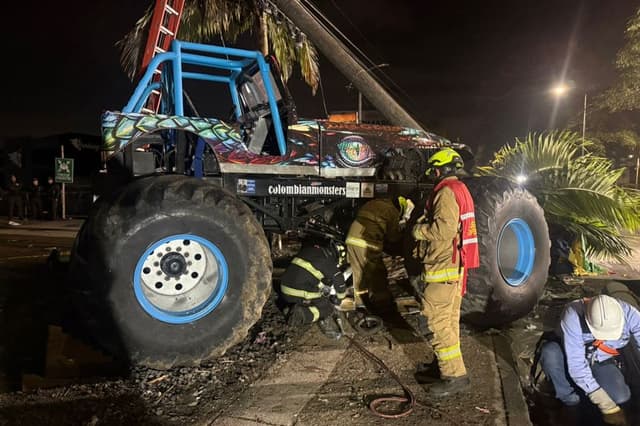 Fotografía del 3 de mayo de 2026 cedida por Bomberos de Popayán que muestra a sus integrantes inspeccionando una camioneta del tipo "Monster Truck", en Popayán, Colombia. (EFE/ Bomberos Popayán)