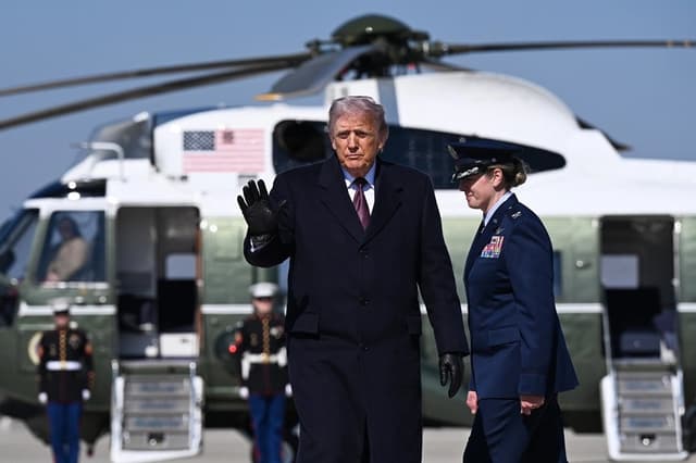 El presidente Donald Trump saluda con la mano mientras sube al Air Force One en la Base Conjunta Andrews, Maryland, el 27 de febrero de 2026. (Roberto Schmidt /Getty Images)