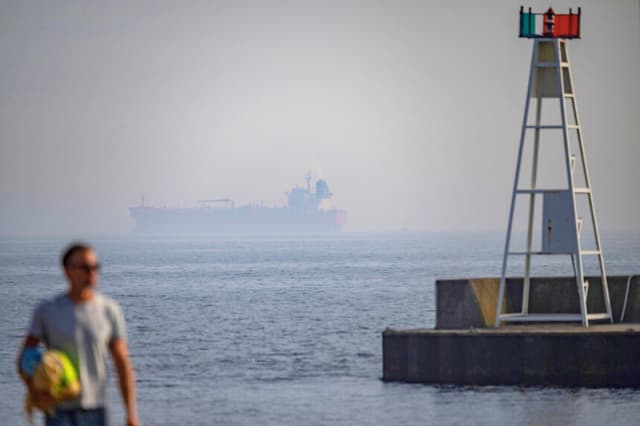 El petrolero Jin Hui, al que la Guardia Costera sueca abordó frente a las costas de Trelleborg, Suecia, el 3 de mayo de 2026. (Agencia de noticias TT/Johan Nilsson/Reuters).