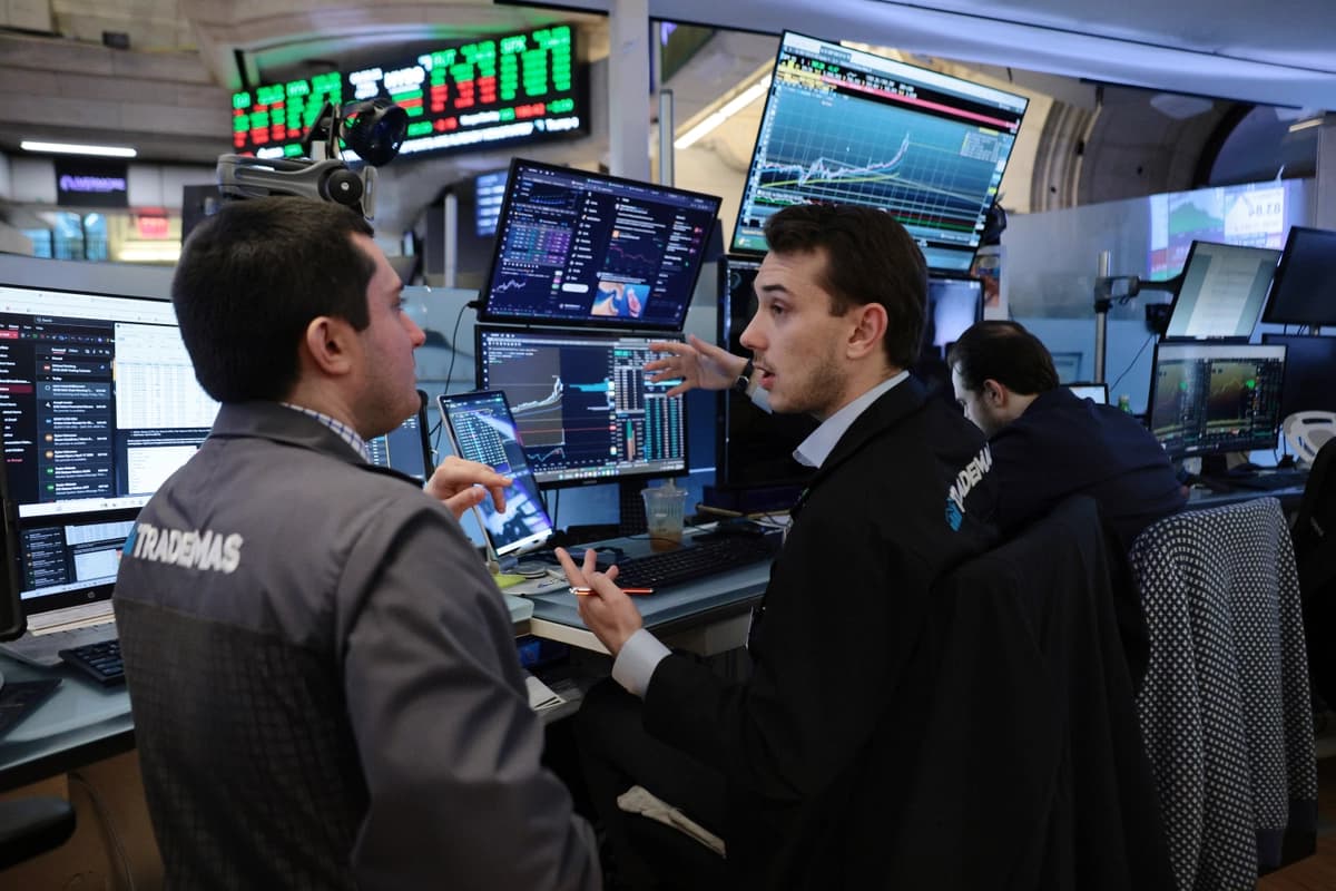 Operadores trabajando en el parqué de la Bolsa de Nueva York el 17 de abril de 2026. (Michael M. Santiago/Getty Images)