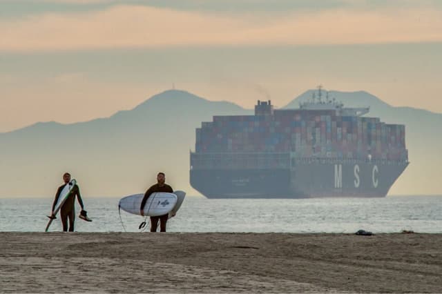 Foto de archivo de un buque de carga frente a la costa de Seal Beach, California, el 12 de enero de 2021. (John Fredricks/The Epoch Times).
