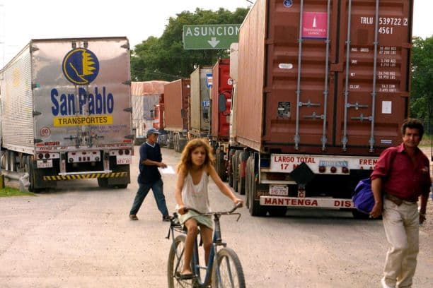 Camiones que transportaban carne vacuna regresan a Asunción, Paraguay, como medida de seguridad sanitaria adoptada por el gobierno argentino el 9 de noviembre de 2002. (NORBERTO DUARTE/AFP vía Getty Images)