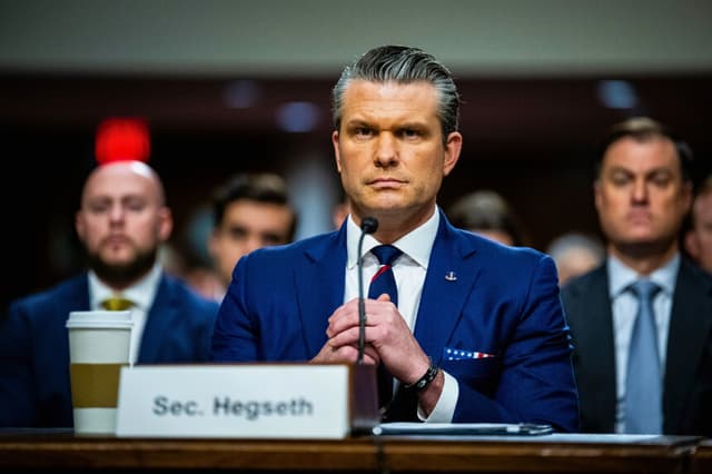 WASHINGTON, D. C. - 30 DE ABRIL: El secretario de Defensa de Estados Unidos, Pete Hegseth, declara durante una audiencia de la Comisión de Servicios Armados del Senado celebrada el 30 de abril de 2026 en el Edificio Dirksen de Oficinas del Senado, en Washington, D. C. Hegseth declaró sobre la solicitud presupuestaria del Departamento de Defensa para el año fiscal 2027. (Foto de Graeme Sloan/Getty Images).