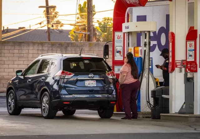 Clientes cargan gasolina en Los Ángeles el 11 de marzo de 2026. A pesar de los precios más altos, los estadounidenses no han sufrido escasez gracias al «alto grado de seguridad energética» del país, afirmó el analista David Blackmon. (John Fredricks/The Epoch Times)