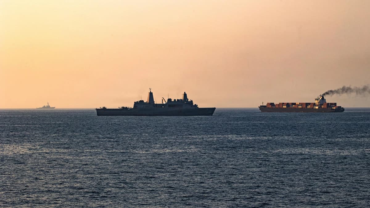 Fuerzas estadounidenses patrullan el mar Arábigo cerca del buque M/V Touska el 20 de abril de 2026. (Imagen cedida por la Armada de los Estados Unidos a través de Getty Images).