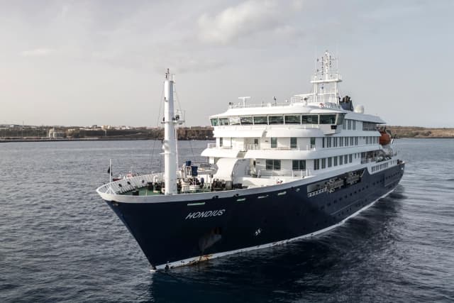 El crucero MV Hondius anclado frente al puerto de Praia, la capital de Cabo Verde, el 5 de mayo de 2026. (AFP vía Getty Images)