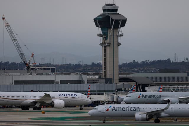Imagen Ilustrativa: Un avión de United Airlines rueda junto a aviones de American Airlines en el Aeropuerto Internacional de Los Ángeles el 21 de abril de 2026 en Los Ángeles, California. (Justin Sullivan/Getty Images).