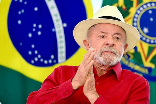 El presidente de Brasil, Luiz Inácio Lula da Silva, gesticula durante el anuncio de una nueva línea de crédito para la compra de camiones y autobuses en el Palacio del Planalto, en Brasilia, el 30 de abril de 2026. (Evaristo Sa / AFP vía Getty Images)