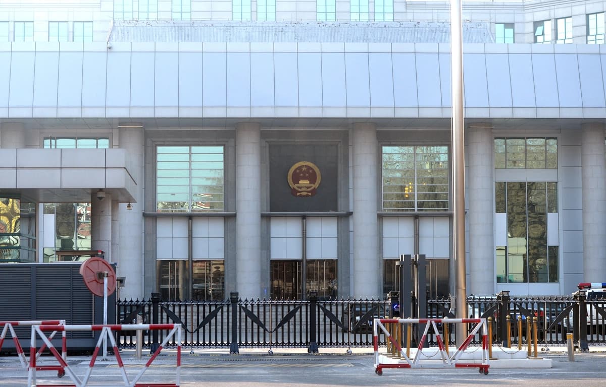 China relaja escrutinio del patrimonio de funcionarios pero endurece normas sobre soborno para la población