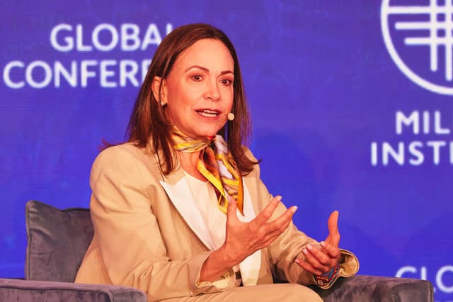 La líder de la oposición venezolana, María Corina Machado, interviene durante la 29.ª Conferencia Global Anual del Milken Institute, celebrada en el Beverly Hilton de Beverly Hills, California, el 4 de mayo de 2026. (Patrick T. Fallon / AFP vía Getty Images)