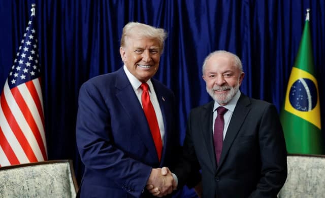 El presidente Donald Trump y el presidente brasileño Luiz Inácio Lula da Silva se dan la mano durante un encuentro al margen de la 47.ª Cumbre de la Asociación de Naciones del Sudeste Asiático (ASEAN) celebrada en Kuala Lumpur, Malasia, el 26 de octubre de 2025. (Ricardo Stuckert/Presidencia de Brasil/Imagen facilitada por Reuters)
