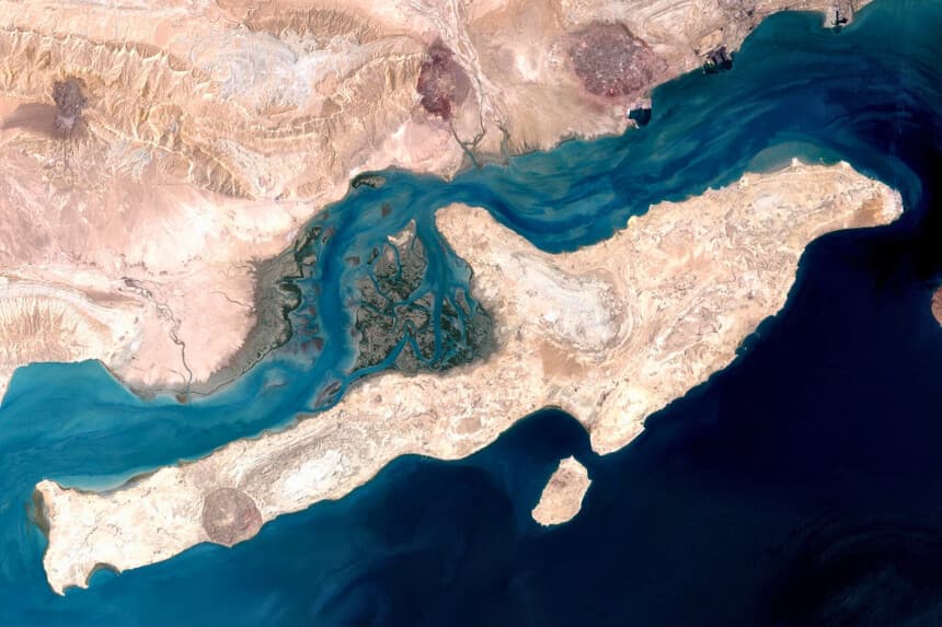 Irán informa de una explosión en el puerto de la isla de Qeshm y de un intercambio de disparos