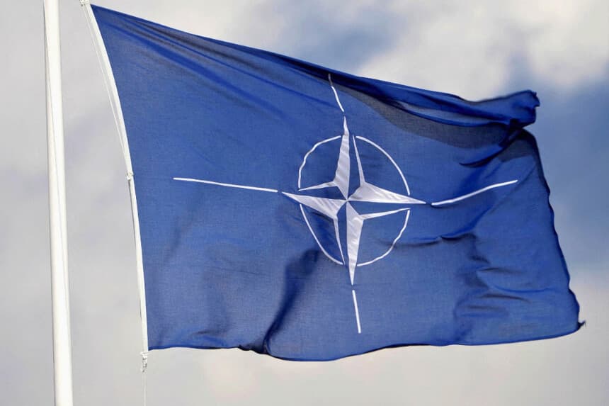 Una bandera de la OTAN ondea en la base militar de Tapa, en Estonia, el 30 de abril de 2023. (Ints Kalnins/Reuters).