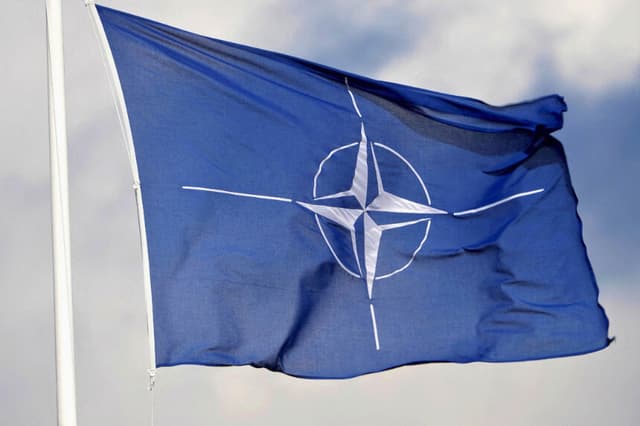 Una bandera de la OTAN ondea en la base militar de Tapa, en Estonia, el 30 de abril de 2023. (Ints Kalnins/Reuters).