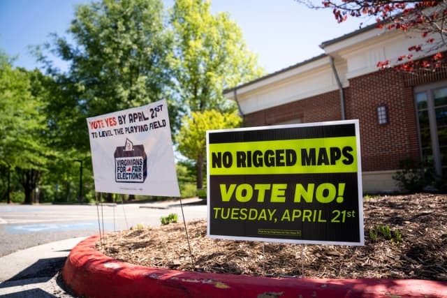 Carteles de campaña en un lugar de votación durante el referéndum de redistribución de distritos en Alexandria, Virginia, el 21 de abril de 2026. (Madalina Kilroy/The Epoch Times)