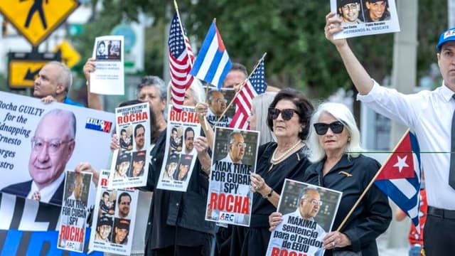 Miembros de la Asamblea de la Resistencia Cubana sostienen pancartas y banderas durante una concentración exigiendo la "pena máxima" para el exdiplomático estadounidense y presunto espía cubano, Víctor Rocha, frente a la Corte Federal Wilke D. Ferguson Jr, en Miami, Florida, EE. UU., 09 de abril 2024. (EFE/EPA/Cristobal Herrera-Ulaskevich)